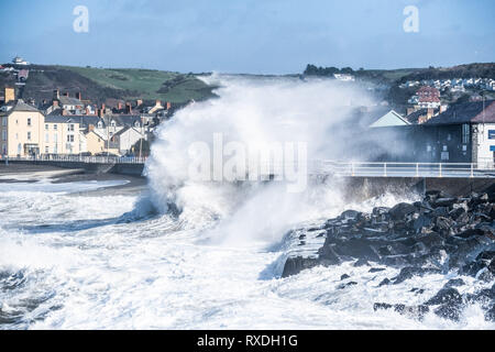 Aberystwyth, Pays de Galles, Royaume-Uni. 9 Mar 2019. Météo France : des coups de vent avec rafales à plus de 60 mi/h et le matin de la moissonneuse-batteuse de la marée haute, portant d'énormes vagues déferle sur la mer d'Irlande à la mer la pâte à Aberystwyth, sur la défense de la côte de la Baie de Cardigan, West Wales UK Crédit : Keith morris/Alamy Live News Banque D'Images