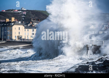 Aberystwyth, Pays de Galles, Royaume-Uni. 9 Mar 2019. Météo France : des coups de vent avec rafales à plus de 60 mi/h et le matin de la moissonneuse-batteuse de la marée haute, portant d'énormes vagues déferle sur la mer d'Irlande à la mer la pâte à Aberystwyth, sur la défense de la côte de la Baie de Cardigan, West Wales UK Crédit : Keith morris/Alamy Live News Banque D'Images