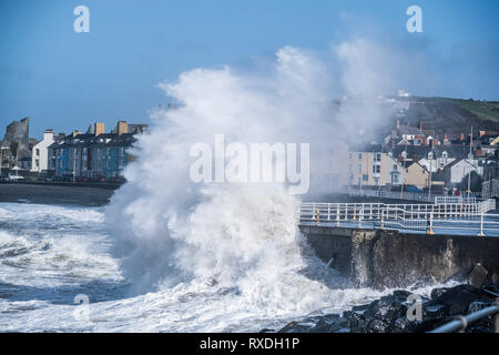 Aberystwyth, Pays de Galles, Royaume-Uni. 9 Mar 2019. Météo France : des coups de vent avec rafales à plus de 60 mi/h et le matin de la moissonneuse-batteuse de la marée haute, portant d'énormes vagues déferle sur la mer d'Irlande à la mer la pâte à Aberystwyth, sur la défense de la côte de la Baie de Cardigan, West Wales UK Crédit : Keith morris/Alamy Live News Banque D'Images