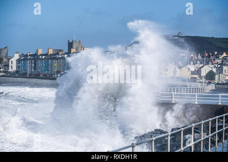 Aberystwyth, Pays de Galles, Royaume-Uni. 9 Mar 2019. Météo France : des coups de vent avec rafales à plus de 60 mi/h et le matin de la moissonneuse-batteuse de la marée haute, portant d'énormes vagues déferle sur la mer d'Irlande à la mer la pâte à Aberystwyth, sur la défense de la côte de la Baie de Cardigan, West Wales UK Crédit : Keith morris/Alamy Live News Banque D'Images