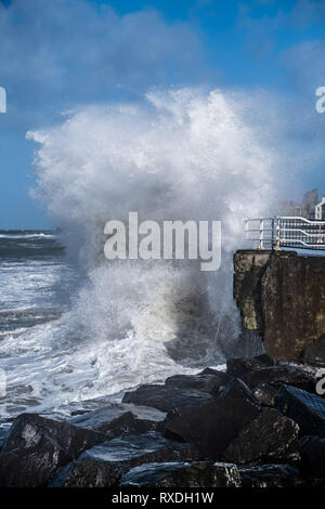 Aberystwyth, Pays de Galles, Royaume-Uni. 9 Mar 2019. Météo France : des coups de vent avec rafales à plus de 60 mi/h et le matin de la moissonneuse-batteuse de la marée haute, portant d'énormes vagues déferle sur la mer d'Irlande à la mer la pâte à Aberystwyth, sur la défense de la côte de la Baie de Cardigan, West Wales UK Crédit : Keith morris/Alamy Live News Banque D'Images