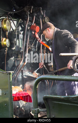 Kidderminster, UK. 9 mars, 2019. Malgré les éclaircies, c'est un froid matin de mars venteux et dans les Midlands. Une bonne chrétienne de conducteur de train train à vapeur se dresse sur le plancher la cuisson des saucisses et bacon pour baps son équipage dans ce millésime du moteur à combustion. Alors que l'équipage part pour la journée, debout dans la cabine des locomotives, leur petit-déjeuner chaud pabs, contribueront certainement à se protéger du vent froid ils seront confrontés. Credit : Lee Hudson/Alamy Live News Banque D'Images