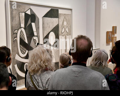 Potsdam, Allemagne. 09Th Mar, 2019. Les visiteurs au Musée Barberini dans la nouvelle exposition "Picasso. La fin des travaux - à partir de la Collection Picasso Jaqueline', passé la peinture 'Le Studio' à partir de 1956. Crédit : Bernd Settnik/dpa-Zentralbild/dpa/Alamy Live News Banque D'Images