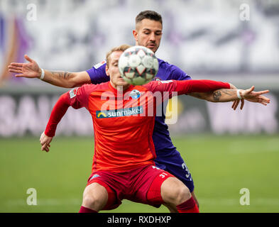 Aue, l'Allemagne. 09Th Mar, 2019. Soccer : 2ème Bundesliga, Erzgebirge Aue - SC Paderborn 07, 25e journée, dans le Sparkassen-Erzgebirgsstadion. Uae Filip Kusic (h) contre Paderborn's Ben Zolinski. Crédit : Robert Michael/dpa-Zentralbild/DPA - NOTE IMPORTANTE : en conformité avec les exigences de la DFL Deutsche Fußball Liga ou la DFB Deutscher Fußball-Bund, il est interdit d'utiliser ou avoir utilisé des photographies prises dans le stade et/ou la correspondance dans la séquence sous forme d'images et/ou vidéo-comme des séquences de photos. Dpa : Crédit photo alliance/Alamy Live News Banque D'Images