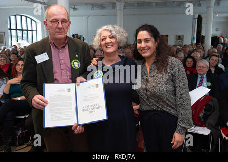 Göttingen, Allemagne. 9 mars 2019. Andreas Zumach (l), membre du jury du Prix de la paix, Göttingen et laudator Nirit Sommerfeld (r) le prix de la paix à Göttingen l'association 'Voix juive pour une paix juste au Moyen-Orient" et présenter le certificat à l'Iris Hefets, présidente de l'association. Le prix de la paix de Göttingen fait la promotion de la paix et des conflits et de la recherche est doté de 3000 euros. Photo : Swen ?Pf/dpa apte : dpa Crédit photo alliance/Alamy Live News Banque D'Images