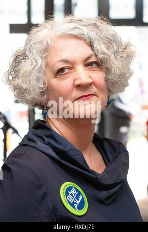 Göttingen, Allemagne. 9 mars 2019. Iris Hefets, président de l'association "Voix juive pour une paix juste au Moyen-Orient", prend la parole à l'attribution du Prix de la paix à Göttingen son association. Le prix de la paix de Göttingen fait la promotion de la paix et des conflits et de la recherche est doté de 3000 euros. Photo : Swen ?Pf/dpa apte : dpa Crédit photo alliance/Alamy Live News Banque D'Images