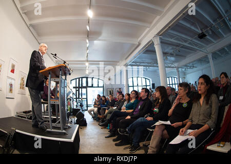 Göttingen, Allemagne. 9 mars 2019. Hans-Jörg RÖHL, président de la Fondation Dr Röhl, prend la parole à la cérémonie de remise des prix de la Florence de la paix aux lauréats, l'association "Voix juive pour une paix juste au Moyen-Orient" de Berlin. Le Dr Roland Röhl Fondation a été l'attribution du Prix de la paix de Göttingen depuis 1999. Il favorise les conflits et la recherche de la paix et est doté de 3000 euros. Photo : Swen ?Pf/dpa apte : dpa Crédit photo alliance/Alamy Live News Banque D'Images