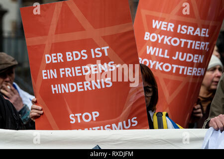 Göttingen, Allemagne. 9 Mar 2019. Les participants avec des affiches de l'Alliance contre l'antisémitisme et l'Anti-Zionism 'Jachad' contre sous la devise "Pas de paix avec les ennemis d'Israël" au cours de l'attribution du Prix de la paix de Göttingen en 2019 pour l'association "Voix juive pour une paix juste au Moyen-Orient". Le Conseil Central des Juifs en Allemagne accuse le Juif 'voix' de soutenir le mouvement de boycottage antisémite BDS : dpa Crédit photo alliance/Alamy Live News Banque D'Images