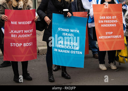 Göttingen, Allemagne. 9 mars 2019. Les participants avec des affiches de l'Alliance contre l'antisémitisme et l'Anti-Zionism 'Jachad' contre sous la devise "Pas de paix avec les ennemis d'Israël" au cours de l'attribution du Prix de la paix de Göttingen en 2019 pour l'association "Voix juive pour une paix juste au Moyen-Orient". Le Conseil Central des Juifs en Allemagne accuse le Juif 'voix' de soutenir le mouvement de boycottage antisémite BDS (Boycott, Di Cre : dpa Crédit photo alliance/Alamy Live News Banque D'Images