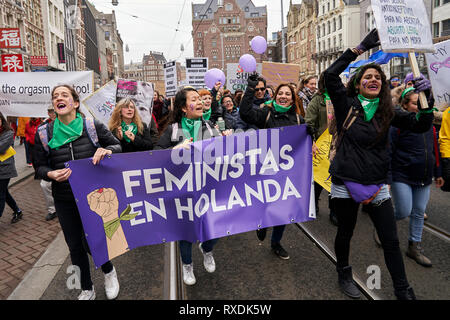 Amsterdam, Pays-Bas. 9 Mar 2019. Des groupes de féministes Hispano-américains en Hollande participer à la démonstration. Convoquée par le mouvement de la Marche des femmes, aujourd'hui, les femmes ont démontré à Amsterdam en suivant les traces d'une grande marche autour du monde pour la défense des droits des femmes et pour l'égalité. Credit : Nacho Calonge/Alamy Live News Banque D'Images