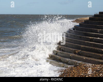 Sheerness, Kent, UK. 9 mars, 2019. Météo France : De forts vents monter les vagues de Sheerness, Kent cet après-midi. Credit : James Bell/Alamy Live News Banque D'Images