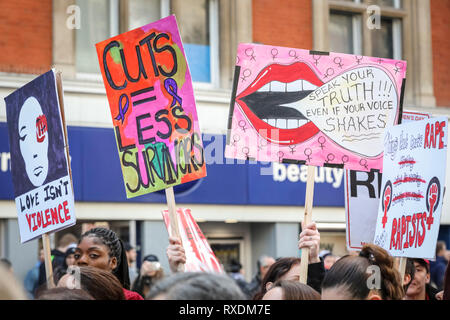 Londres, Royaume-Uni, le 9 mars 2019. Protestant contre les femmes à l'événement. Des milliers de femmes défilent dans le centre de Londres d'Oxford Street à Trafalgar Square pour protester pour la fin de la violence contre les femmes, pour la liberté et la justice dans l'événement annuel de millions de femmes. Le thème de cette année est 'jamais oublié'. Credit : Imageplotter/Alamy Live News Banque D'Images