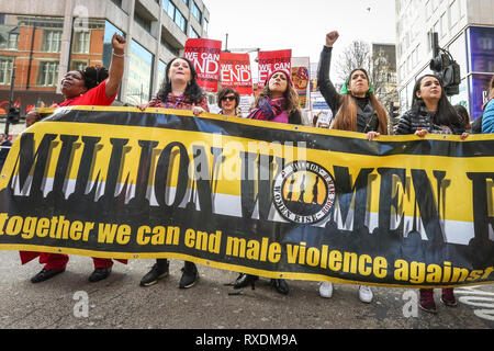 Londres, Royaume-Uni, le 9 mars 2019. Protestant contre les femmes à l'événement. Des milliers de femmes défilent dans le centre de Londres d'Oxford Street à Trafalgar Square pour protester pour la fin de la violence contre les femmes, pour la liberté et la justice dans l'événement annuel de millions de femmes. Le thème de cette année est 'jamais oublié'. Credit : Imageplotter/Alamy Live News Banque D'Images