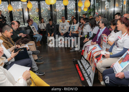 Madrid, Espagne. Mar 9, 2019. Les proches des personnes disparues sont vu la tenue des pancartes et une banderole au cours de l'occasion.La Fondation européenne pour les personnes disparues QSDGlobal a organisé un petit déjeuner informatif pour Paco Molina qui a disparu depuis 2015. Credit : Jésus Encarna SOPA/Images/ZUMA/Alamy Fil Live News Banque D'Images