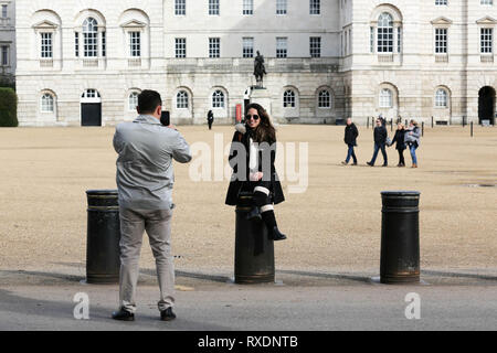 Londres, Royaume-Uni. Mar 9, 2019. Une femme qui pose pour une photo à Horse Guards Parade. Penelope Barritt/Alamy Live News Banque D'Images
