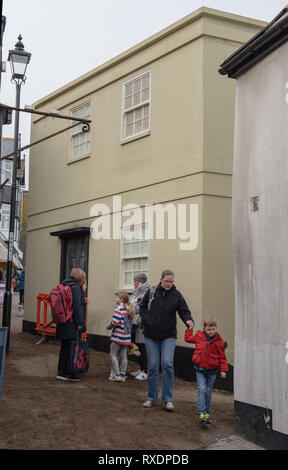 Lyme Regis, dans le Dorset, UK. 9 mars 2019. La falaise de Bell à la station balnéaire de Lyme Regis est transformé en un décor de cinéma en prévision de l'arrivée de la distribution et l'équipe de l'Ammonite drame historique avec Kate Winslet et Saoirse Ronan. Prévu d'être une superproduction hollywoodienne la fiction dramatique est inspirée de la vie du légendaire chasseur de fossiles et Mary Anning est un coup de pouce pour le tourisme et l'économie locale. Les habitants et les visiteurs sont surpris de voir un nouveau bâtiment apparaissent dans la ville comme un faux Georgian House est construit sur l'ensemble. Credit : PQ Images/Alamy Live New Banque D'Images