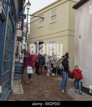 Lyme Regis, dans le Dorset, UK. 9 mars 2019. La falaise de Bell à la station balnéaire de Lyme Regis est transformé en un décor de cinéma en prévision de l'arrivée de la distribution et l'équipe de l'Ammonite drame historique avec Kate Winslet et Saoirse Ronan. Prévu d'être une superproduction hollywoodienne la fiction dramatique est inspirée de la vie du légendaire chasseur de fossiles et Mary Anning est un coup de pouce pour le tourisme et l'économie locale. Les habitants et les visiteurs sont surpris de voir un nouveau bâtiment apparaissent dans la ville comme un faux Georgian House est construit sur l'ensemble. Credit : PQ Images/Alamy Live New Banque D'Images