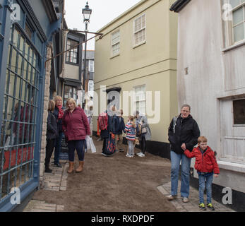 Lyme Regis, dans le Dorset, UK. 9 mars 2019. La falaise de Bell à la station balnéaire de Lyme Regis est transformé en un décor de cinéma en prévision de l'arrivée de la distribution et l'équipe de l'Ammonite drame historique avec Kate Winslet et Saoirse Ronan. Prévu d'être une superproduction hollywoodienne la fiction dramatique est inspirée de la vie du légendaire chasseur de fossiles et Mary Anning est un coup de pouce pour le tourisme et l'économie locale. Les habitants et les visiteurs sont surpris de voir un nouveau bâtiment apparaissent dans la ville comme un faux Georgian House est construit sur l'ensemble. Credit : PQ Images/Alamy Live New Banque D'Images