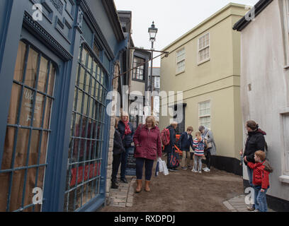 Lyme Regis, dans le Dorset, UK. 9 mars 2019. La falaise de Bell à la station balnéaire de Lyme Regis est transformé en un décor de cinéma en prévision de l'arrivée de la distribution et l'équipe de l'Ammonite drame historique avec Kate Winslet et Saoirse Ronan. Prévu d'être une superproduction hollywoodienne la fiction dramatique est inspirée de la vie du légendaire chasseur de fossiles et Mary Anning est un coup de pouce pour le tourisme et l'économie locale. Les habitants et les visiteurs sont surpris de voir un nouveau bâtiment apparaissent dans la ville comme un faux Georgian House est construit sur l'ensemble. Credit : PQ Images/Alamy Live New Banque D'Images