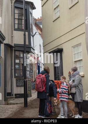 Lyme Regis, dans le Dorset, UK. 9 mars 2019. La falaise de Bell à la station balnéaire de Lyme Regis est transformé en un décor de cinéma en prévision de l'arrivée de la distribution et l'équipe de l'Ammonite drame historique avec Kate Winslet et Saoirse Ronan. Prévu d'être une superproduction hollywoodienne la fiction dramatique est inspirée de la vie du légendaire chasseur de fossiles et Mary Anning est un coup de pouce pour le tourisme et l'économie locale. Les habitants et les visiteurs sont surpris de voir un nouveau bâtiment apparaissent dans la ville comme un faux Georgian House est construit sur l'ensemble. Credit : PQ Images/Alamy Live New Banque D'Images