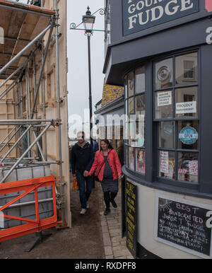 Lyme Regis, dans le Dorset, UK. 9 mars 2019. La falaise de Bell à la station balnéaire de Lyme Regis est transformé en un décor de cinéma en prévision de l'arrivée de la distribution et l'équipe de l'Ammonite drame historique avec Kate Winslet et Saoirse Ronan. Prévu d'être une superproduction hollywoodienne la fiction dramatique est inspirée de la vie du légendaire chasseur de fossiles et Mary Anning est un coup de pouce pour le tourisme et l'économie locale. Les habitants et les visiteurs sont surpris de voir un nouveau bâtiment apparaissent dans la ville comme un faux Georgian House est construit sur l'ensemble. Credit : PQ Images/Alamy Live New Banque D'Images