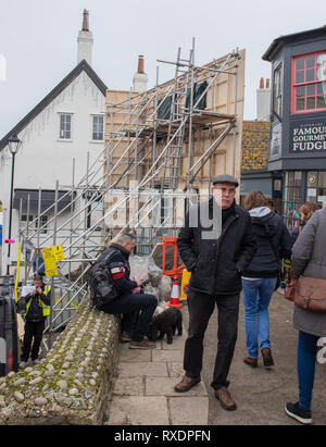 Lyme Regis, dans le Dorset, UK. 9 mars 2019. La falaise de Bell à la station balnéaire de Lyme Regis est transformé en un décor de cinéma en prévision de l'arrivée de la distribution et l'équipe de l'Ammonite drame historique avec Kate Winslet et Saoirse Ronan. Prévu d'être une superproduction hollywoodienne la fiction dramatique est inspirée de la vie du légendaire chasseur de fossiles et Mary Anning est un coup de pouce pour le tourisme et l'économie locale. Les habitants et les visiteurs sont surpris de voir un nouveau bâtiment apparaissent dans la ville comme un faux Georgian House est construit sur l'ensemble. Credit : PQ Images/Alamy Live New Banque D'Images