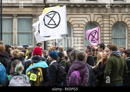 Londres, Royaume-Uni. Mar 9, 2019. Rébellion d'extinction d'un Rallye démonstration à Downing Street. Le drapeau blanc symbolise le temps, de dire la vérité. Credit : AndKa/Alamy Live News Banque D'Images