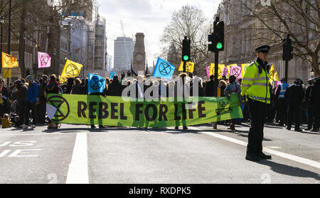 Londres, Royaume-Uni. Mar 9, 2019. Rébellion d'extinction d'un Rallye démonstration à Downing Street. Les manifestants tenir la devise "Rebel Pour La Vie". Credit : AndKa/Alamy Live News Banque D'Images