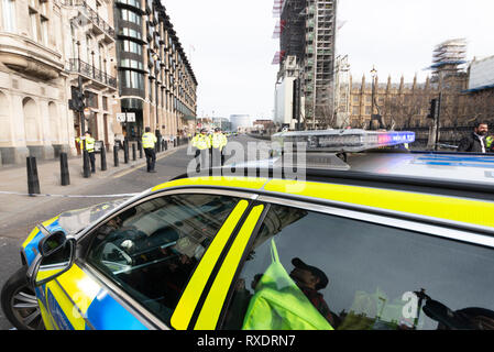 Une voiture suspecte garée à l'extérieur du siège de la police New Scotland Yard sur Victoria Embankment, Westminster, London, UK causé la police pour verrouiller et effacer le la zone autour et le pont de Westminster, y compris l'arrêt du trafic maritime sur la Tamise. La police a démantelé la lunette arrière de la voiture pour gagner l'entrée. Banque D'Images