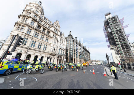 Une voiture suspecte garée à l'extérieur du siège de la police New Scotland Yard sur Victoria Embankment, Westminster, London, UK causé la police pour verrouiller et effacer le la zone autour et le pont de Westminster, y compris l'arrêt du trafic maritime sur la Tamise. La police a démantelé la lunette arrière de la voiture pour gagner l'entrée. Banque D'Images