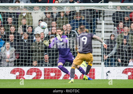 Derby, Royaume-Uni. 09Th Mar, 2019. Scott Carson de Derby County permet une sauvegarde à partir d'un Steven Fletcher de Sheffield Mercredi tourné au cours de l'EFL Sky Bet match de championnat entre Derby County et de Sheffield mercredi au stade Pride Park, Derby, Angleterre le 9 mars 2019. Photo par Matthieu Buchan. Usage éditorial uniquement, licence requise pour un usage commercial. Aucune utilisation de pari, de jeux ou d'un seul club/ligue/dvd publications. Credit : UK Sports Photos Ltd/Alamy Live News Banque D'Images