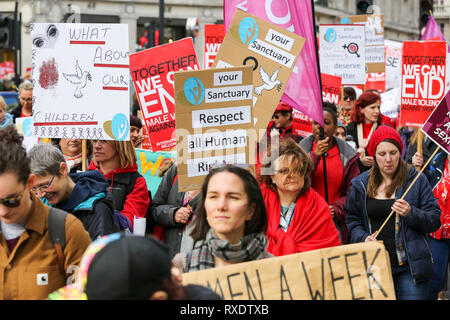 Londres, Royaume-Uni. Mar 9, 2019. Des milliers de femmes sont vues prenant part à la 11e anniversaire de millions de femmes s'élèvent contre la violence basée sur le genre dans le centre de Londres. Le thème de cette année est 'jamais oublié', en solidarité avec les femmes qui ont été victimes de violence et à la mémoire de ceux qui ont été tués. Credit : Dinendra Haria/Alamy Live News Banque D'Images