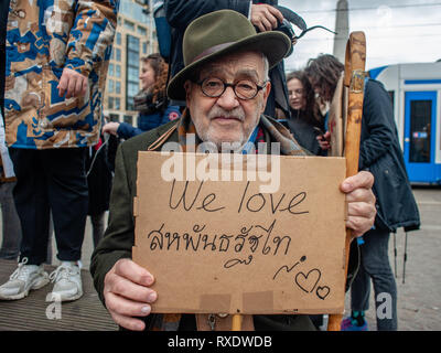 Amsterdam, Hollande du Nord, Pays-Bas. Mar 9, 2019. Un vieil homme est vu assis lorsque le holding a placard en disant que nous aimons pendant la manifestation.un jour après la journée internationale des femmes une manifestation sous la devise 'toute oppression est connecté", a eu lieu au centre d'Amsterdam. Des centaines de personnes se sont réunies à la place du Dam à faire une déclaration de leurs droits d'être qui ils sont, notamment à vivre sans peur, avec respect, l'égalité de rémunération et d'avoir le même droit à la justice quelle que soit la couleur de la peau, des revenus, de la religion ou de la capacité. Credit : Ana Fernandez/SOPA Images/ZUMA/Alamy Fil Live News Banque D'Images