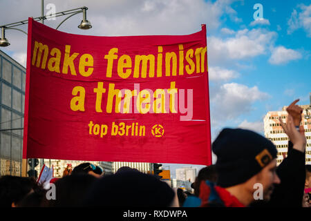 Berlin, Berlin, Allemagne. Mar 8, 2019. Vu un manifestant tenant une des pancartes disant faire du féminisme une menace pendant la manifestation.Des milliers de personnes célèbrent la Journée internationale de la femme l'exigeante pour les droits des femmes à Berlin. Credit : Lorena De La Cuesta SOPA/Images/ZUMA/Alamy Fil Live News Banque D'Images