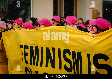 Berlin, Berlin, Allemagne. Mar 8, 2019. Les femmes portant des chapeaux rose vu tenant une bannière pendant la manifestation.Des milliers de personnes célèbrent la Journée internationale de la femme l'exigeante pour les droits des femmes à Berlin. Credit : Lorena De La Cuesta SOPA/Images/ZUMA/Alamy Fil Live News Banque D'Images