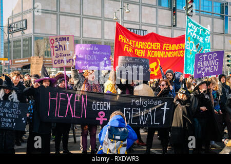 Berlin, Berlin, Allemagne. Mar 8, 2019. Un groupe de femmes sont vues tenant des banderoles et des pancartes pendant la manifestation.Des milliers de personnes célèbrent la Journée internationale de la femme l'exigeante pour les droits des femmes à Berlin. Credit : Lorena De La Cuesta SOPA/Images/ZUMA/Alamy Fil Live News Banque D'Images