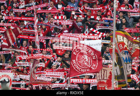 Munich, Allemagne. 09Th Mar, 2019. fans, supporters, spectateurs, club drapeaux, célébration, ventilateur, vague, couleurs, mer de drapeaux, soccerfan, vêtements, dessins, masquerade, football, veste, gilet, auvent, fanfare, foulards, masque, FC BAYERN MUNICH - VFL WOLFSBURG 6-0 - DFL RÈGLEMENT INTERDIT TOUTE UTILISATION DES PHOTOGRAPHIES comme des séquences d'images et/ou quasi-vidéo - 1.ligue de soccer allemand, Munich, le 09 mars 2019, la saison 2018/2019 journée 25, FCB, München, Crédit : Peter Schatz/Alamy Live News Banque D'Images