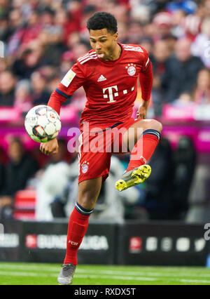 Munich, Allemagne. 09Th Mar, 2019. Serge GNABRY, FCB 22 lecteurs, contrôle la balle, action, full-size, Simple action avec la bille, corps plein, figure d'ensemble, plans, découpe, traitement unique balle, pick-up, coupe, cut out, FC BAYERN MUNICH - VFL WOLFSBURG 6-0 - DFL RÈGLEMENT INTERDIT TOUTE UTILISATION DES PHOTOGRAPHIES comme des séquences d'images et/ou quasi-vidéo - 1.ligue de soccer allemand, Munich, le 09 mars 2019, la saison 2018/2019 journée 25, FCB, München, Crédit : Peter Schatz/Alamy Live News Banque D'Images