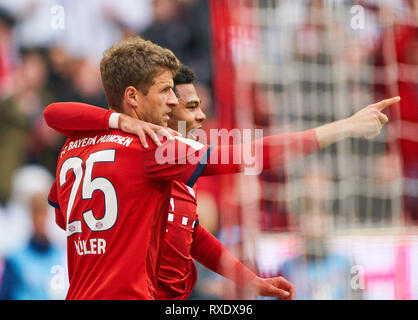 Munich, Allemagne. 09Th Mar, 2019. Serge GNABRY, FCB 22 célèbre son but pour 1-0, heureux, rire, fête, Thomas Mueller, MÜLLER, FCB 25 FC BAYERN MUNICH - VFL WOLFSBURG 6-0 - DFL RÈGLEMENT INTERDIT TOUTE UTILISATION DES PHOTOGRAPHIES comme des séquences d'images et/ou quasi-vidéo - 1.ligue de soccer allemand, Munich, le 09 mars 2019, la saison 2018/2019 journée 25, FCB, München, Crédit : Peter Schatz/Alamy Live News Banque D'Images