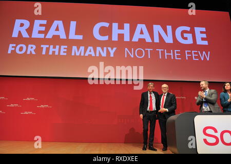 Dundee, Écosse, Royaume-Uni. Mar 9, 2019. Les dirigeants syndicaux à l'ensemble d'après Richard Loenard a prononcé son discours à la conférence. (À gauche) et Richard Leonard MSP (droit) Rt Député MP Jeremy Corbyn Crédit : Colin Fisher/Alamy Live News Banque D'Images