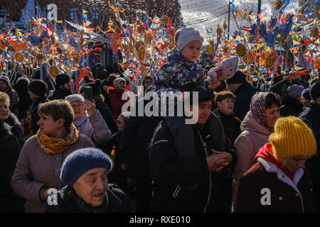 Moscou, Russie. Mar 9, 2019. Les gens passent par des décorations de fête sur Carré Manezhnaya durant la Maslenitsa célébration à Moscou, Russie, le 9 mars 2019. Maslenitsa est une maison traditionnelle russe pour célébrer le début du printemps. Credit : Evgeny Sinitsyn/Xinhua/Alamy Live News Banque D'Images