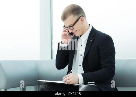 Discuter d'un document d'affaires sur son smartphone Banque D'Images