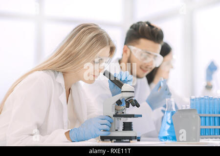 Close up.femme scientifique menant des expériences avec du liquide Banque D'Images