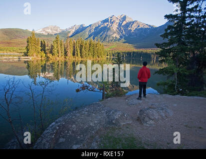 L'âge moyen des hommes tôt le matin à Pyramid Lake, Jasper National Park, Alberta, Canada Banque D'Images