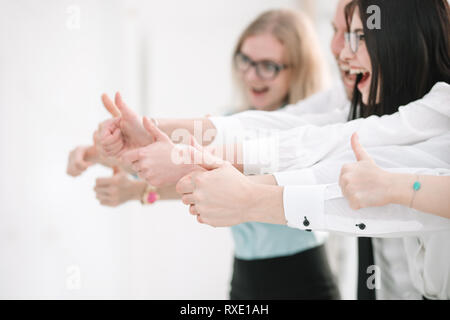 Close up. jeune équipe entreprises showing Thumbs up Banque D'Images