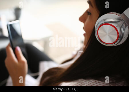 Belle jeune femme s'occupe de l'appareil photo Banque D'Images