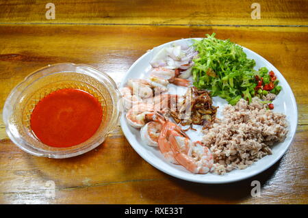 Crevettes épicées de l'ingrédient et salade de haricots de l'aile avec la sauce tamarin se préparer à cuisiner sur lave Banque D'Images