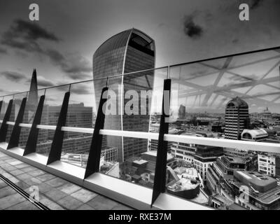 Avis de "Jardin à 120' un jardin sur le toit à Londres. Le gratte-ciel talkie walkie qui abrite le Sky Garden est représentée dans le centre. Banque D'Images