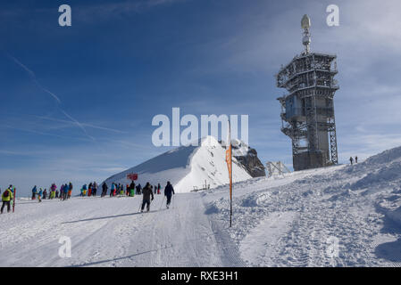 Engelberg, Suisse - 3 mars 2019 : les gens de se préparer à partir skier sur le mont Titlis Engelberg plus dans les Alpes Suisses Banque D'Images