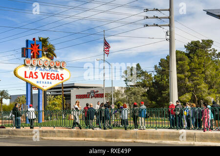 LAS VEGAS, NV, USA - Février 2019 : Les gens faisant la queue pour se faire prendre en photo en face de la fameuse 'Welcome to Las Vegas'. Banque D'Images